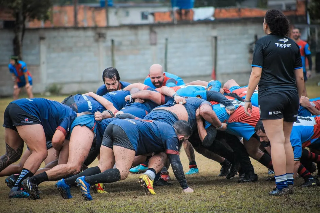 Scrum durante partida de rugby