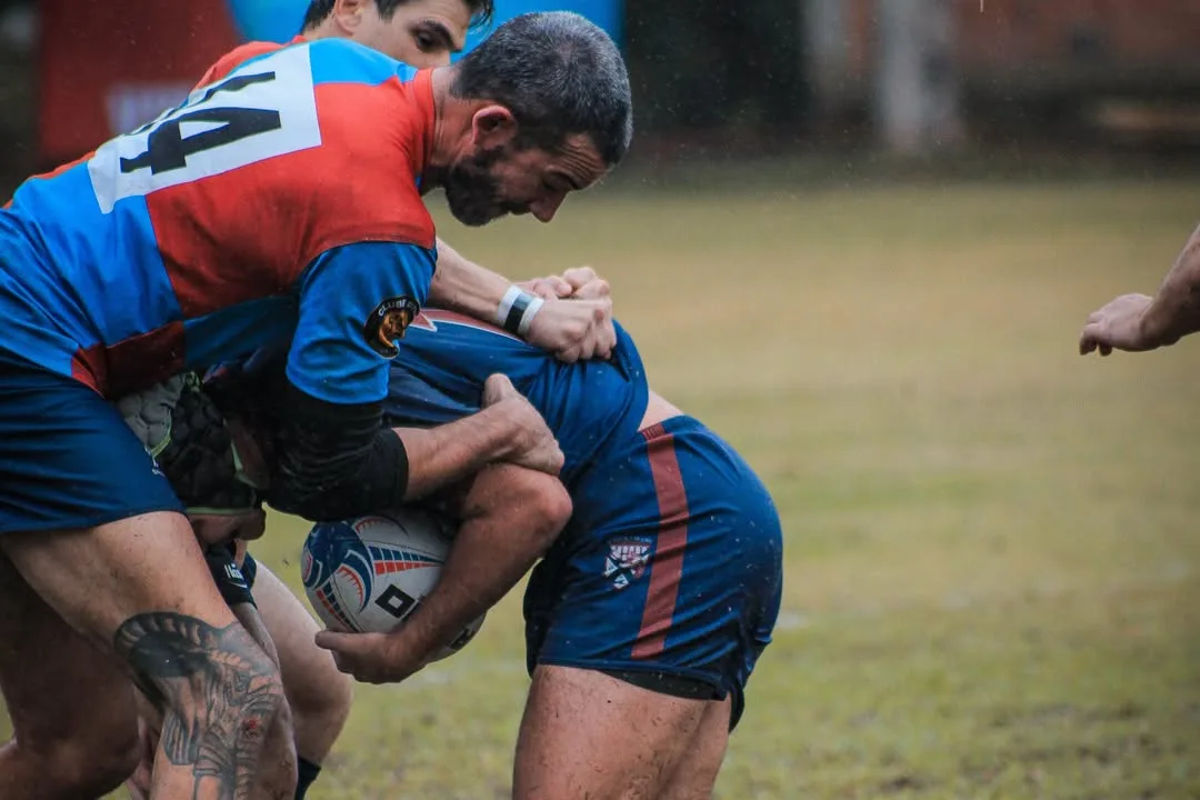 Jogadores de rugby em disputa corpo a corpo