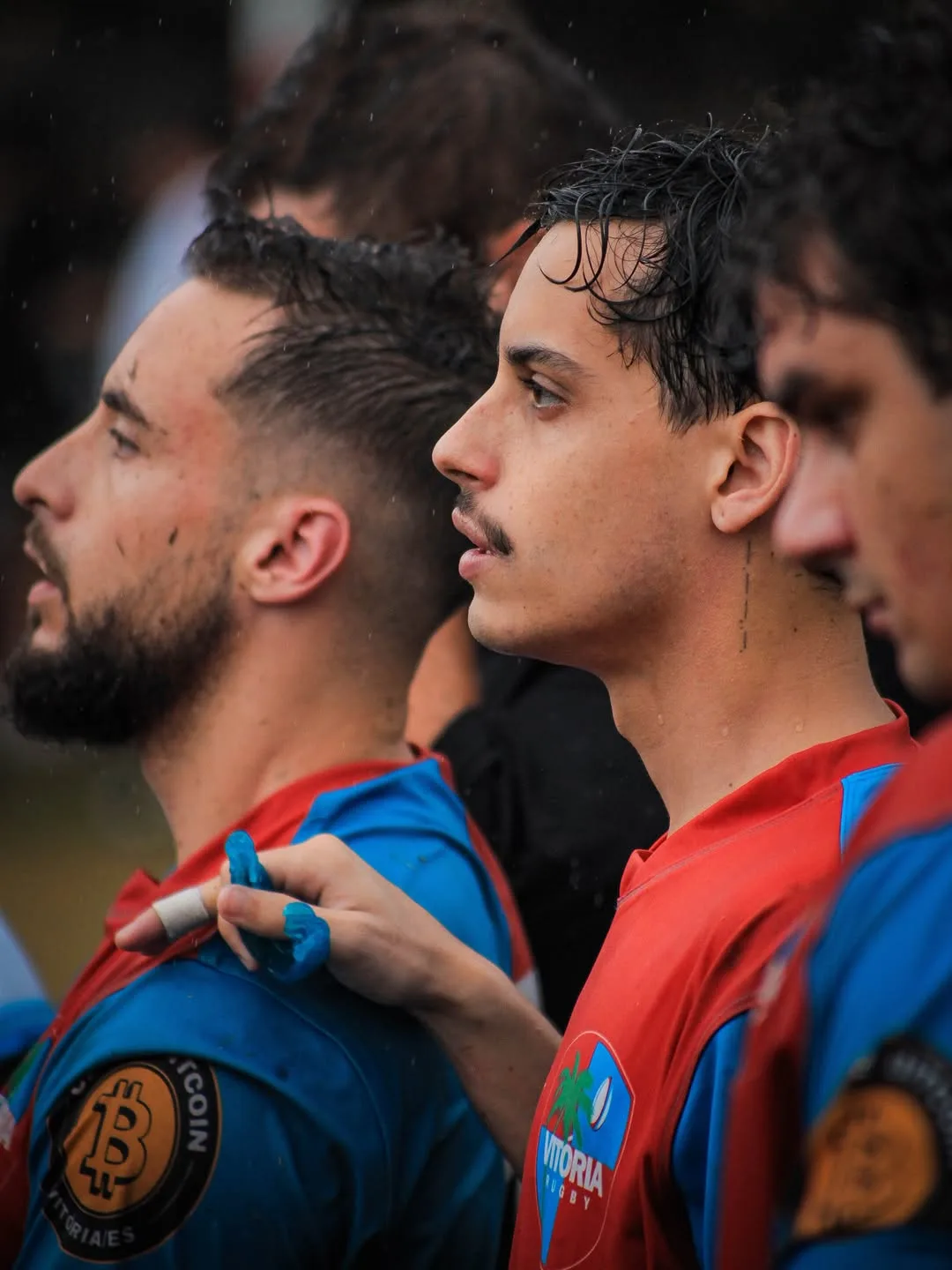 Jogadores de rugby lado a lado