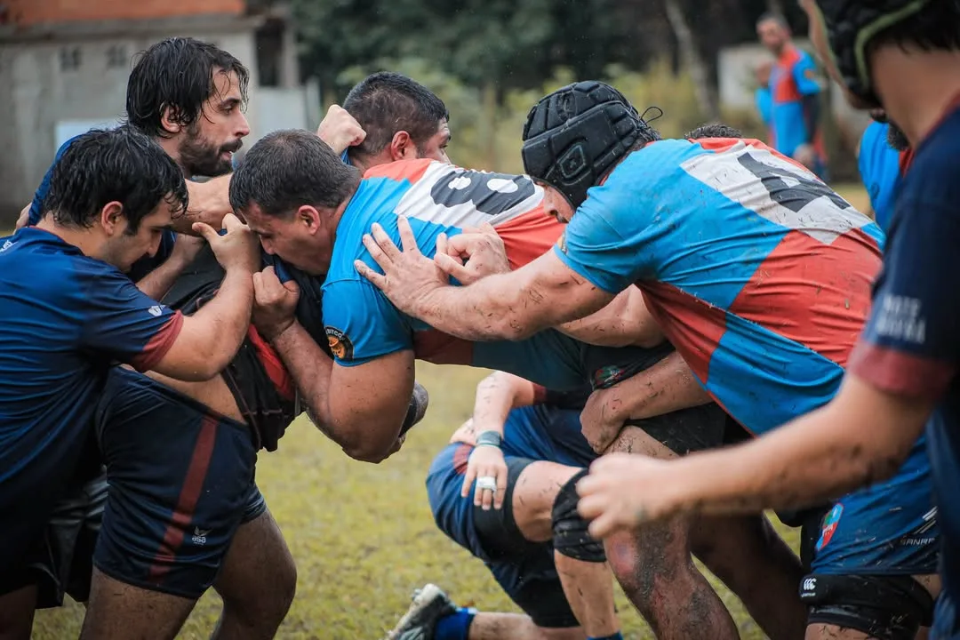 Jogadores de rugby disputando a bola