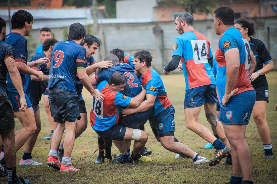 Disputa de bola entre vários jogadores de rugby