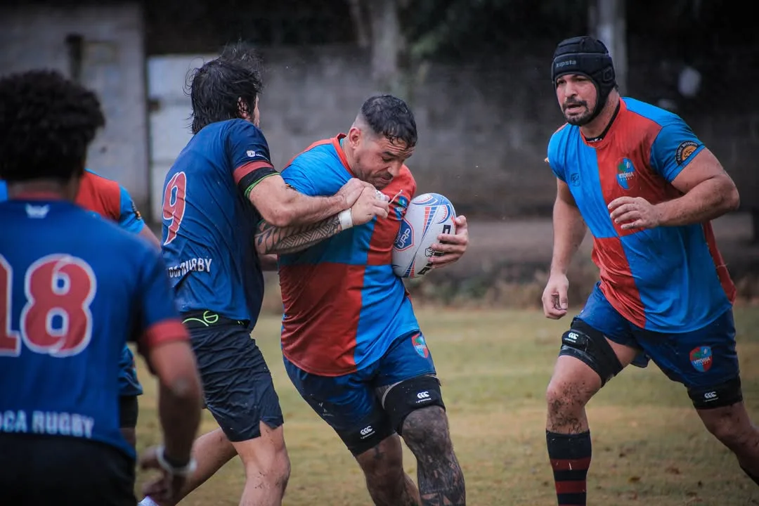 Jogador de rugby carregando a bola