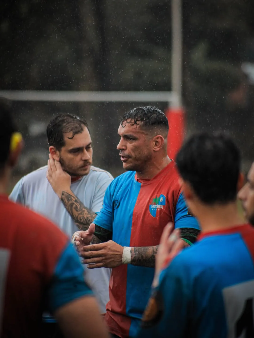 Jogadores de rugby conversando no campo