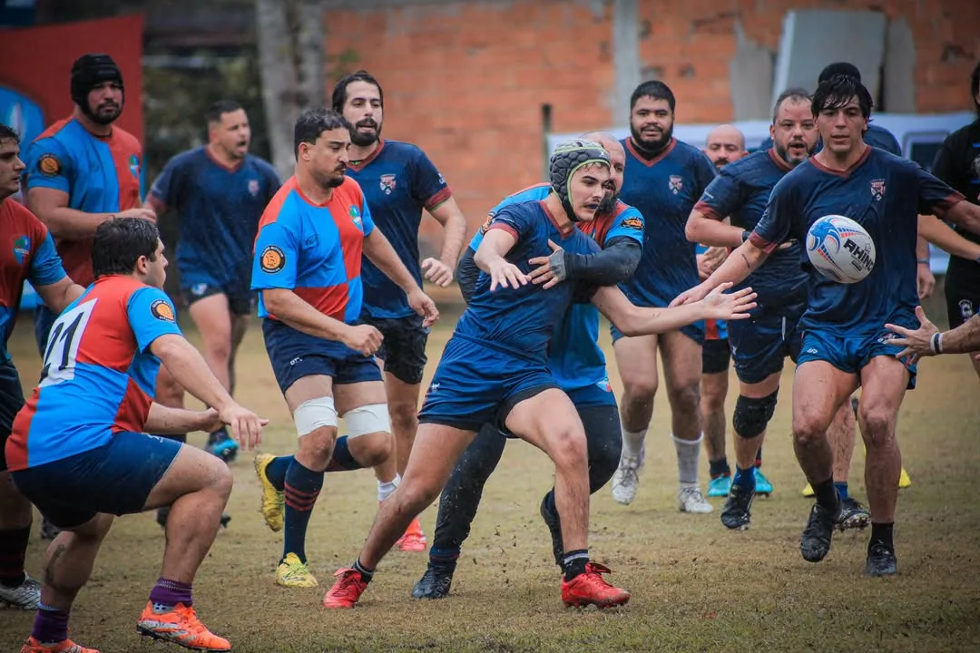 Jogadores de rugby correndo em campo