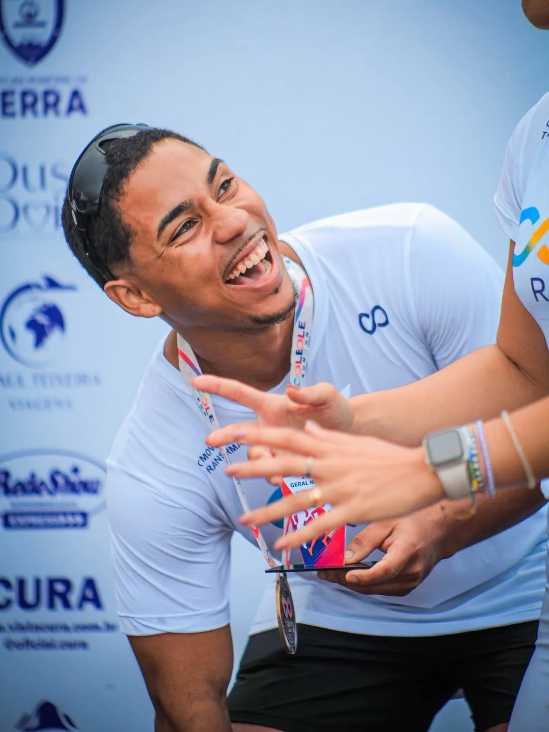 Participante sorrindo e conversando