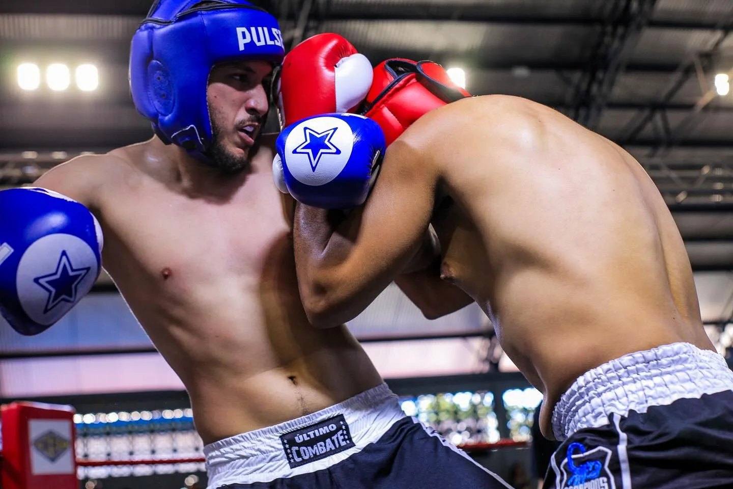 Lutadores em clinch no ringue