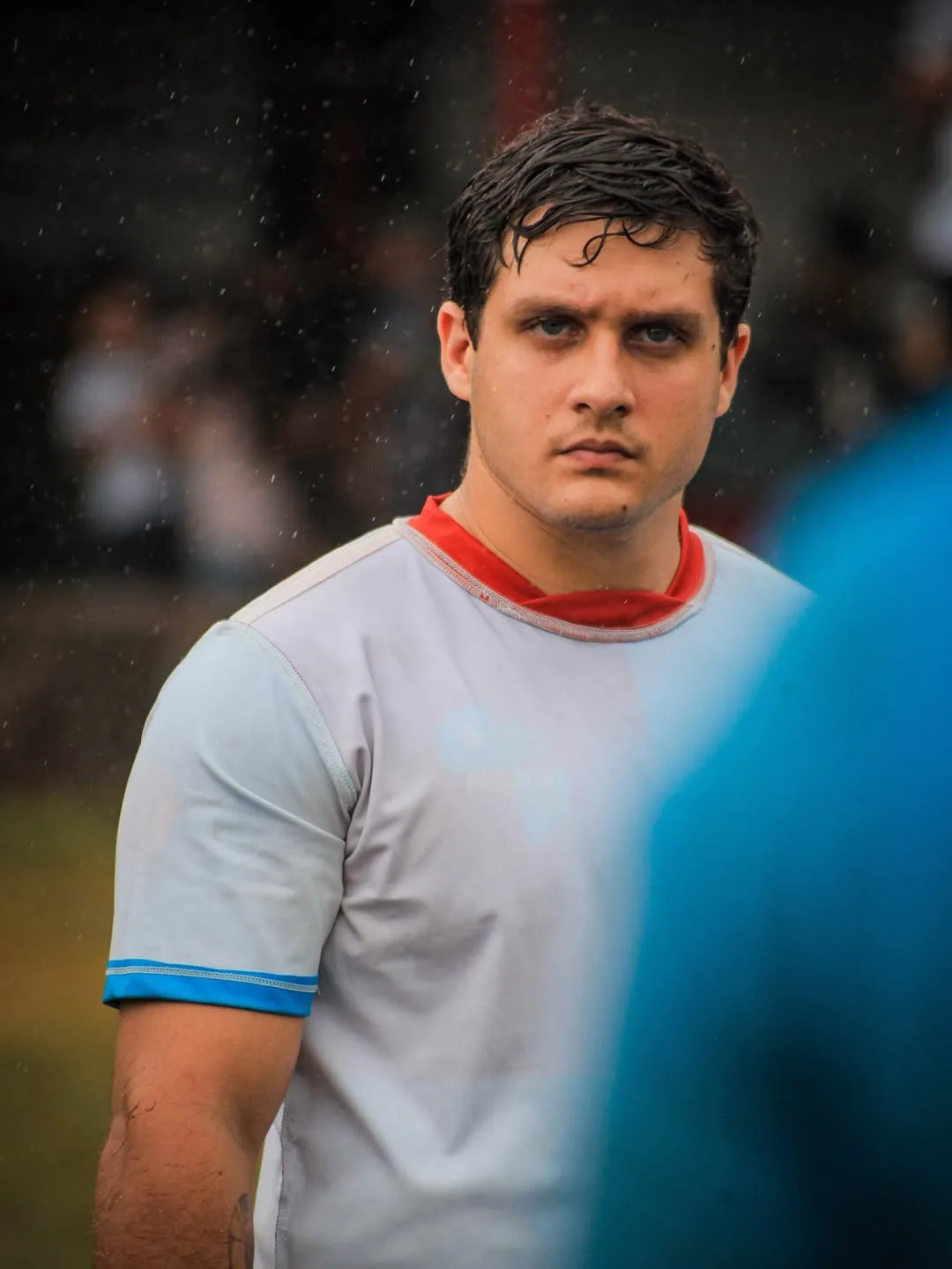 Jogador de camiseta clara olhando para a câmera